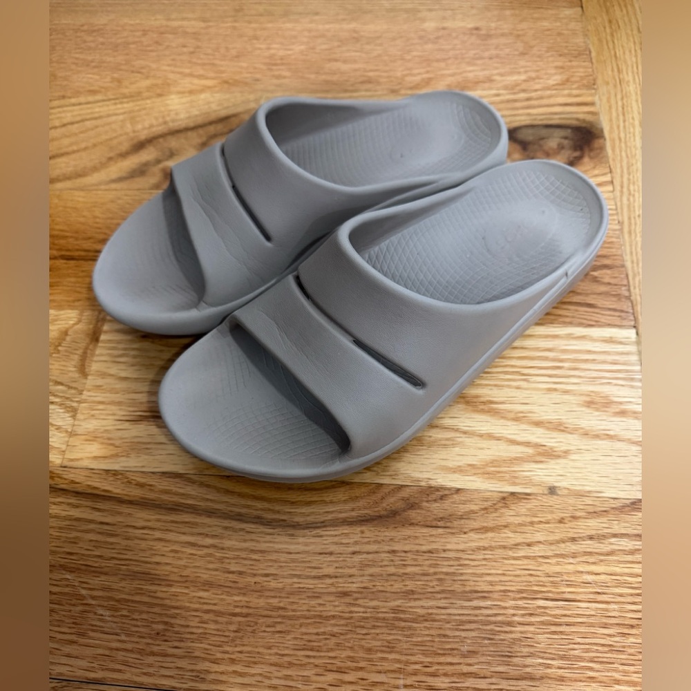 OOFOS Light Gray Slide Sandals